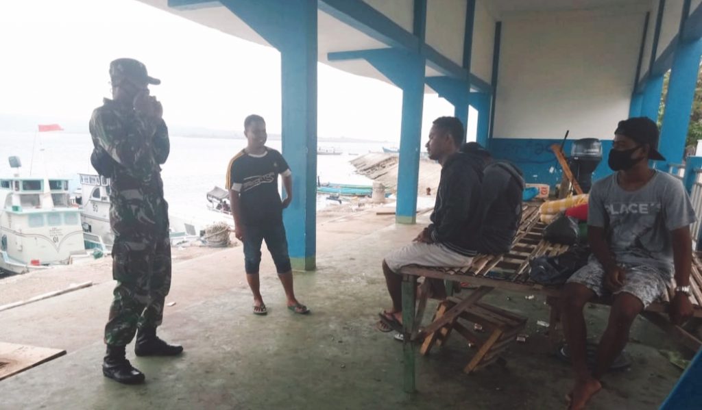 Babinsa yang bertugas di Kelurahan Tarafu, Serda La Ode Muhamad Ferlyn yang melakukan komunikasi langsung kepada masyarakat tentang pentingnya protokol kesehatan.