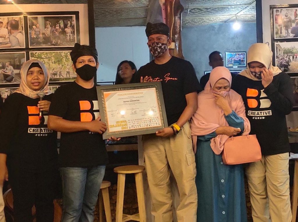 Peduli EkonomI Kreatif, Dandim 1413 Buton Letkol Inf Arif Kurniawan Dinobatkan  Sebagai Bapak Komunitas Kepton