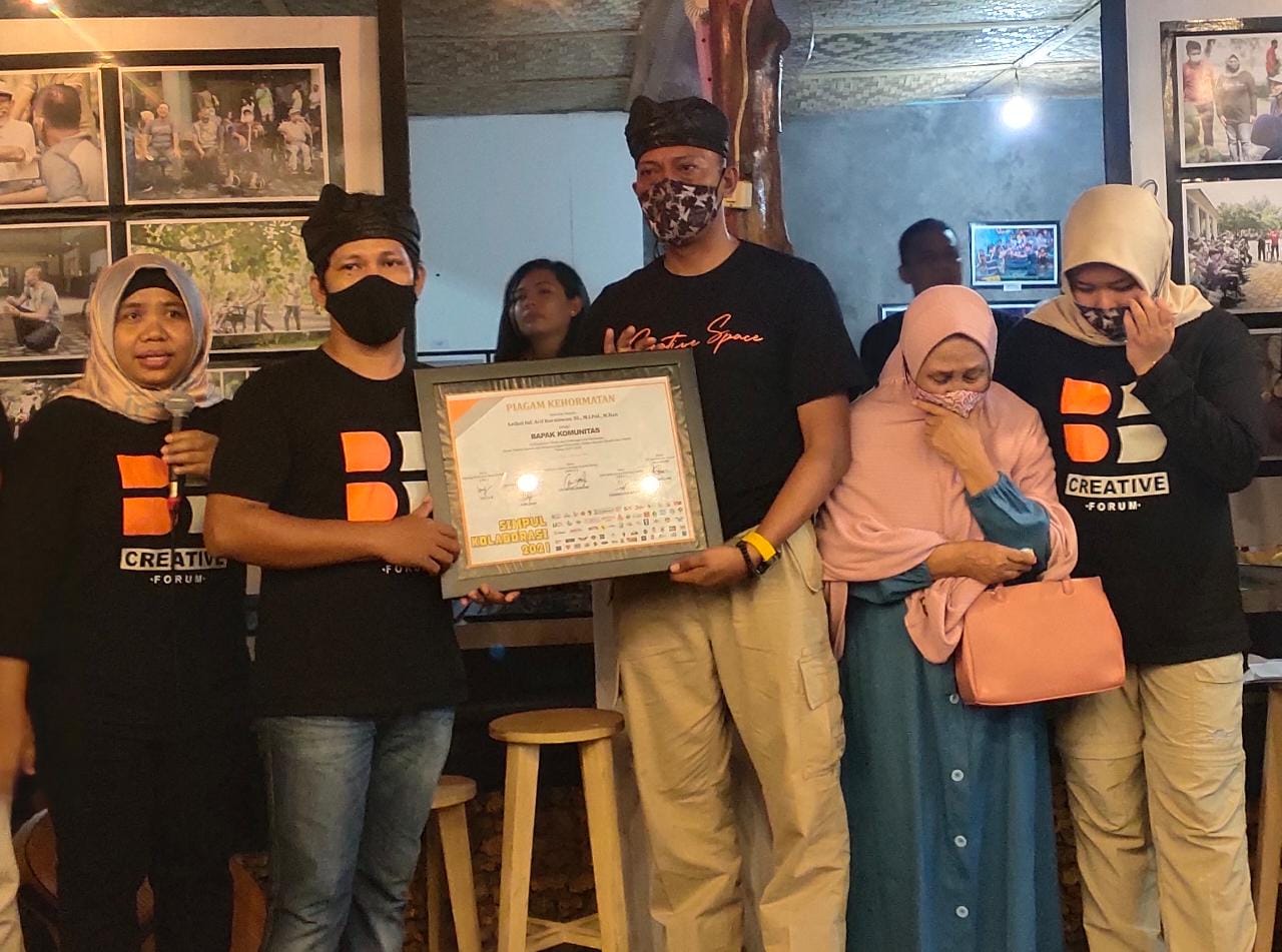 Co Founder BBCF kota Baubau, LM Ishaq saat memberikan piagam kepada Dandim 1413/Buton Letkol Inf Arif Kurniawan sebagai Bapak Komunitas Kepton, Sabtu (30/01).