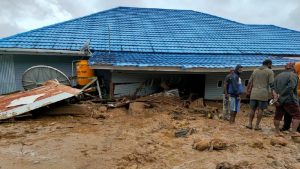 Banjir Bandang Terjang Kabupaten Paniai Papua, Begini Kerusakannya Penampakan rumah warga yang rusak akibat diterjang banjir bandang di Distrik Madi, Kabupaten Paniai, Papua, Kamis (21/1/2021). Istimewa/Dok. Twitter BNPB Indonesia.