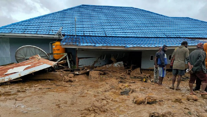 Penampakan rumah warga yang rusak akibat diterjang banjir bandang di Distrik Madi, Kabupaten Paniai, Papua, Kamis (21/1/2021). Istimewa/Dok. Twitter BNPB Indonesia.