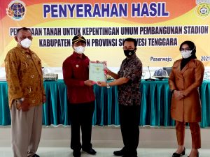 Kepala Pertanahan Serahkan Hasil Pengadaan Tanah Untuk Pembangunan Stadion