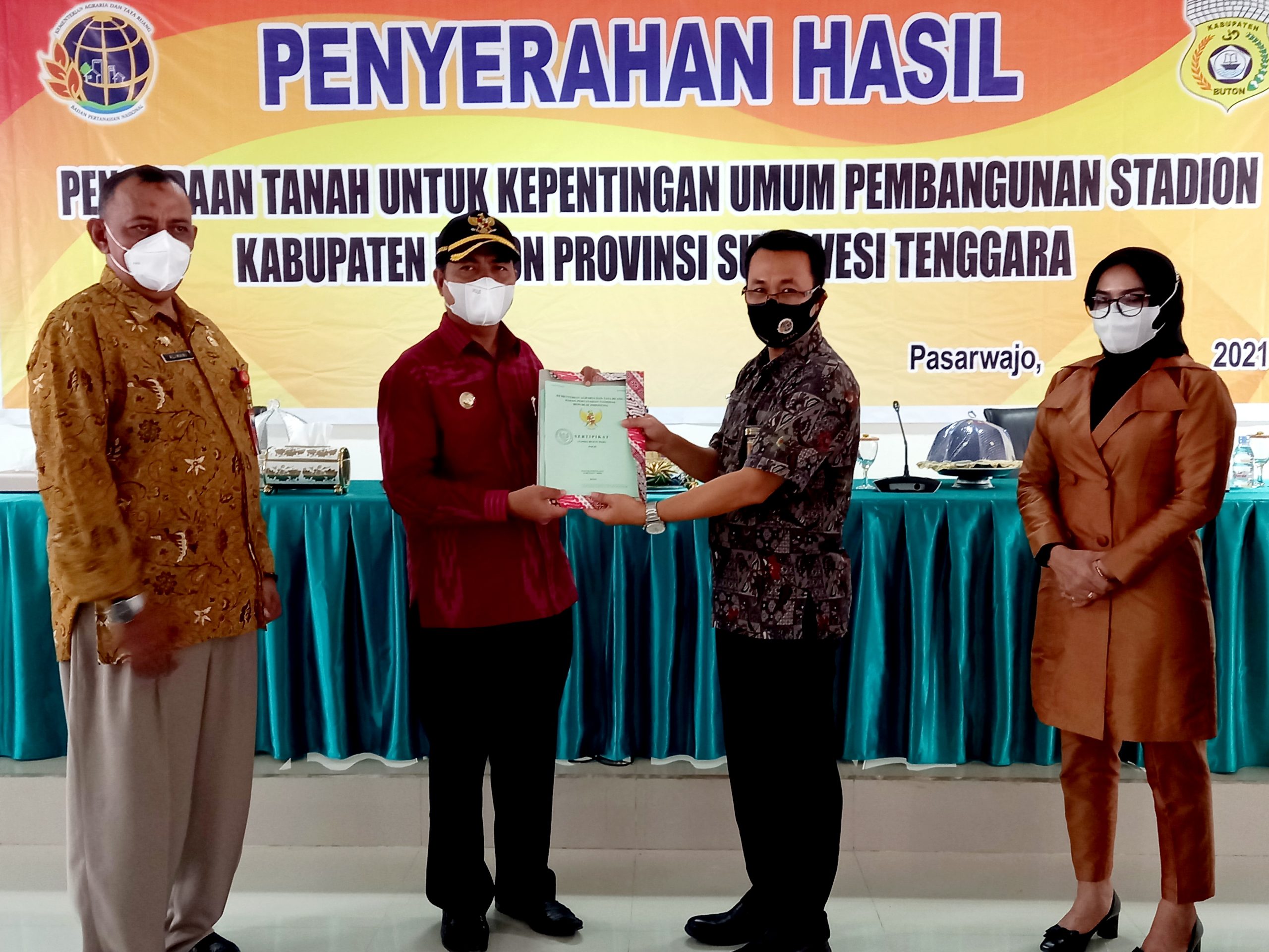 Kepala Pertanahan Serahkan Hasil Pengadaan Tanah Untuk Pembangunan Stadion
