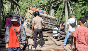 Jembatan Ambruk saat Truk Melintas, Polisi di Buton Selamatkan Para Korban