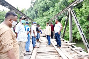 Bupati Buton Tinjau Jembatan Ambruk di Waoleona-Kakenauwe