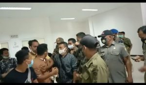 Seragam Sekolah Gratis Dinilai Buruk, Pica Kepton Demo Bupati