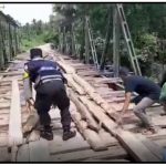 Cegah Lakalantas, Bhabinkamtibmas dan Warga Lasalimu Benahi Jembatan Rusak