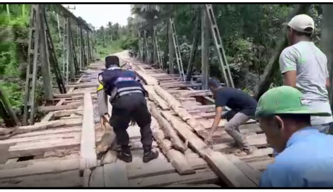 Cegah Lakalantas, Bhabinkamtibmas dan Warga Lasalimu Benahi Jembatan Rusak