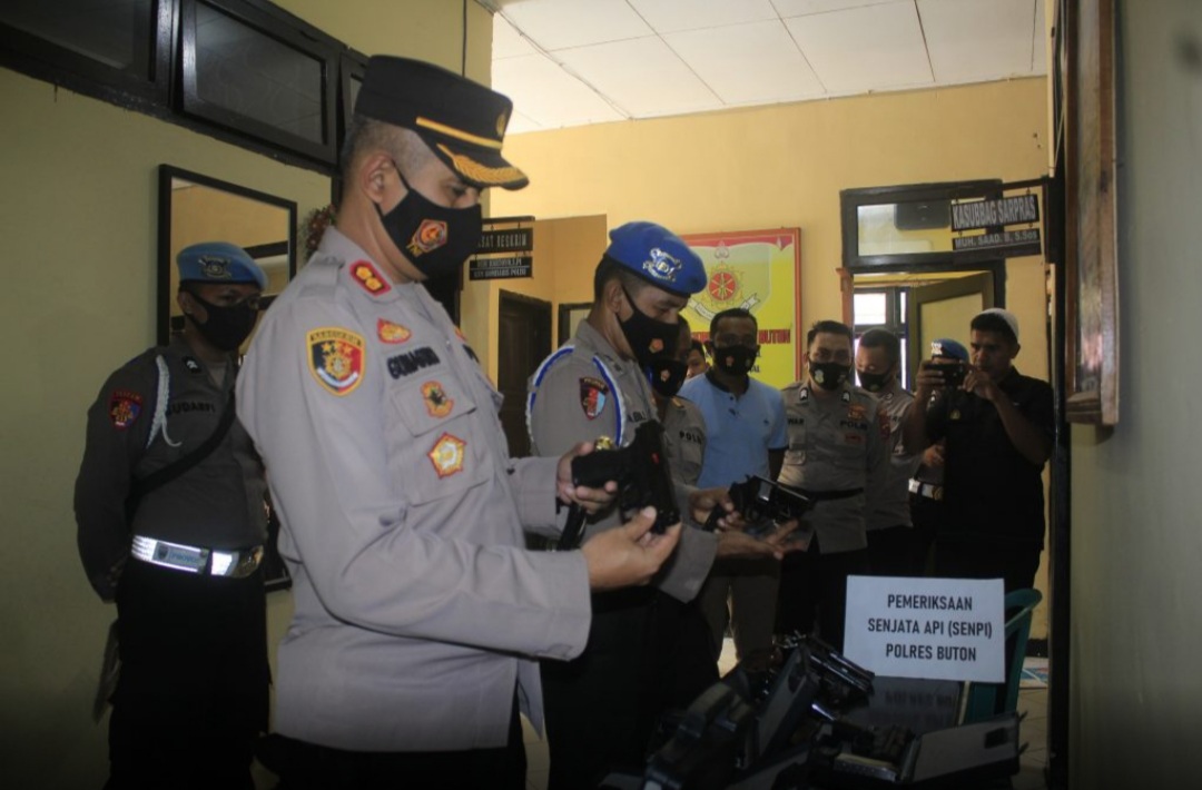 Antisipasi Penyalahgunaan Senpi, Kapolres Buton Cek Senpi Anggota