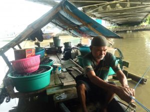 Kisah Seorang Kakek di Baubau yang Telah Empat Tahun Tinggal Diatas Perahu Seorang diri