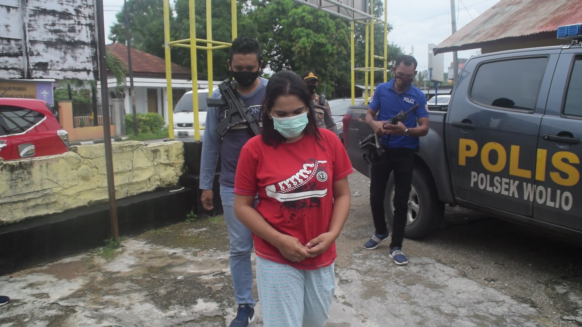 Dua Orang Ibu Rumah Tangga di Baubau Terekam CCTV Mencuri Baju di Toko Distro