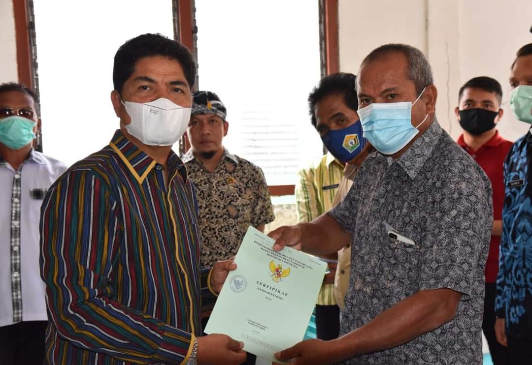 Bupati Buton Serahkan 420 Sertifikat Tanah