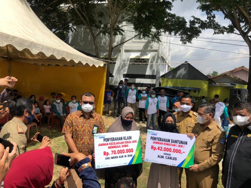 Wali Kota Kendari Serahkan Klaim BPJAMSOSTEK Rp112 juta Dua Ahli Waris