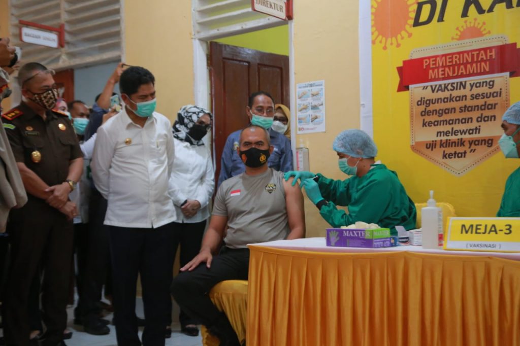 Vaksinasi Perdana di Buton, Kapolres Jadi Orang Pertama yang Disuntik