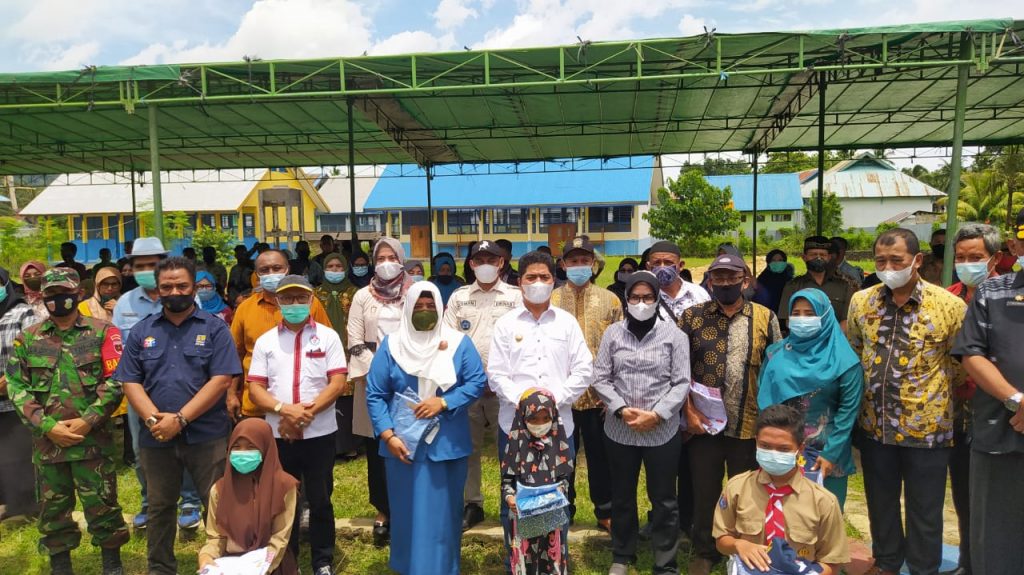 7222 Siswa di Buton Dapat Seragam Gratis