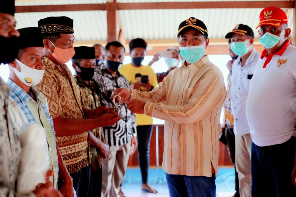 Bupati Serahkan Bantuan Perikanan dan Kesenian di Waoleona