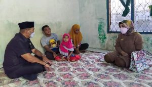 Ketua DPRD Kota Baubau Kunjungi dan Berikan Bantuan kepada Nur Aprilia Bocah Kelainan Usus