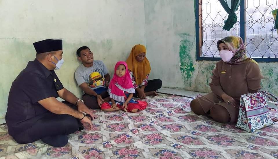 Ketua DPRD Kota Baubau Kunjungi dan Berikan Bantuan kepada Nur Aprilia Bocah Kelainan Usus