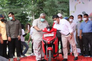Gubernur Lauching Penggunaan Perdana Sepeda Motor Listrik di Sultra