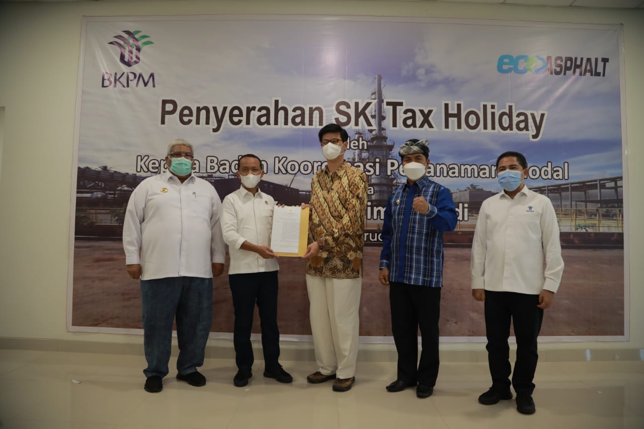 Kepala BKPM RI Serahkan SK tax holiday kepada perusahaan aspal, PT Kartika Prima Abadi