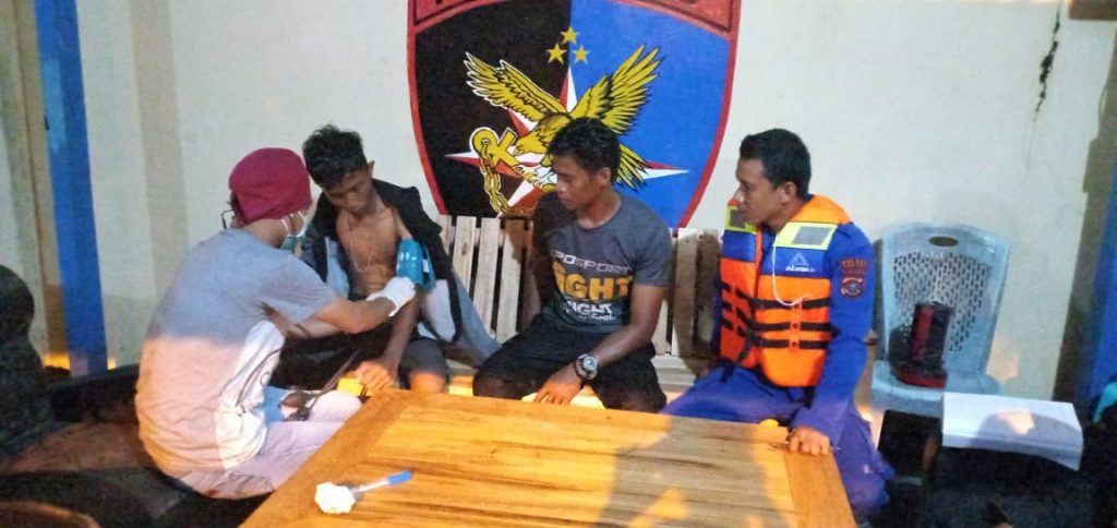 Perahu Longboat Terbalik, dua Warga Busel Terombang Ambing Dilaut Diselamatkan Polair dan Tim Sar