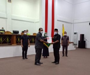 Lima Fraksi DPRD Kota Baubau Setuju Bahas Usulan Raperda Ke Tingkat Pembahasan Wawali kota Baubau saat menyerahkan enam Point Raperda dan diterima langsung oleh pimpinan DPRD kota Baubau, H Zahari di gedung parlemen Palagimata, Senin (8/02).