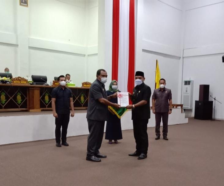 Wawali kota Baubau saat menyerahkan enam Point Raperda dan diterima langsung oleh pimpinan DPRD kota Baubau, H Zahari di gedung parlemen Palagimata, Senin (8/02).