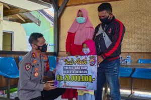 Ringankan Beban Nur Aprilia Bocah Kelainan Usus, Polres Baubau Berikan Bantuan Rp 20 Juta