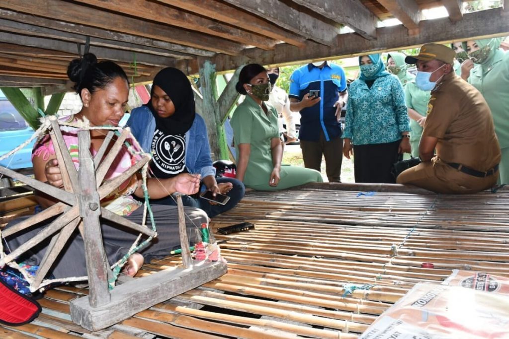 Pangdam XIV Hasanuddin Berikan Paket Bantuan Kepada Warga Sulaa