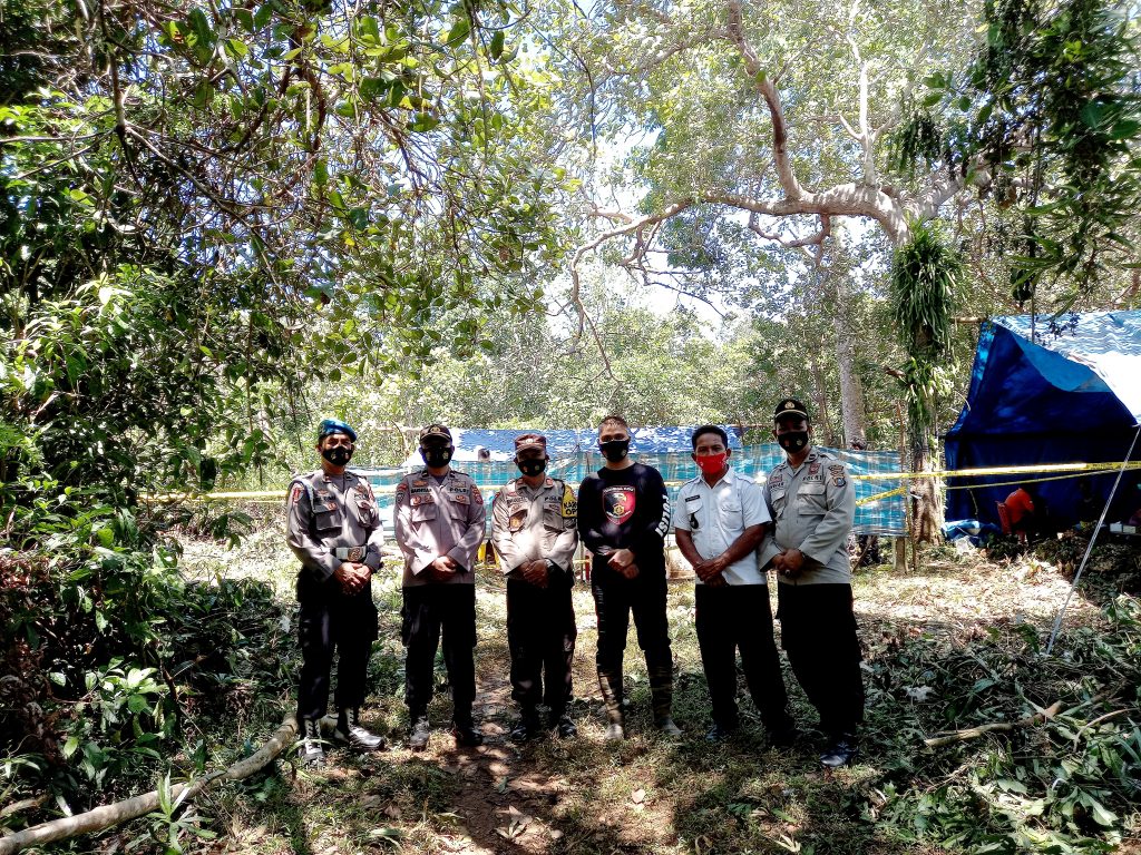 Tim Forensik Polda Sultra Lakukan Autopsi Jenazah Wanita yang Ditemukan di Kebun