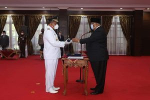 Gubernur Lantik Bupati Muna Barat dan Pj Bupati Konsel