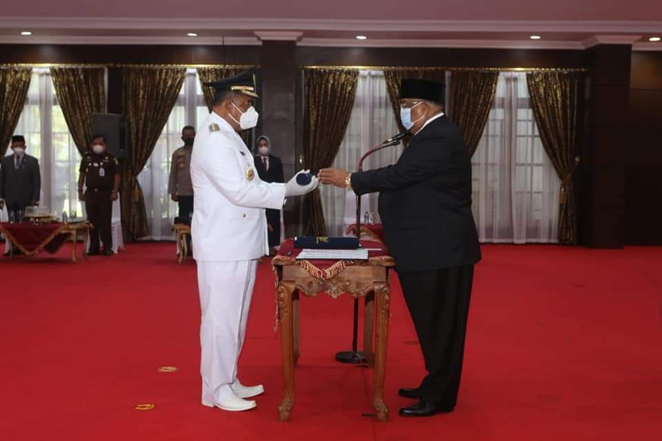 Gubernur Lantik Bupati Muna Barat dan Pj Bupati Konsel