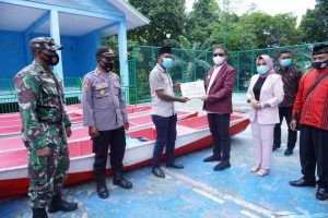 Kunker di Siompu, Arusani Serahkan Katinting dan Bibit Jeruk