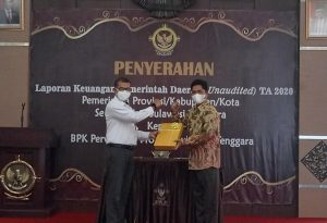 La Bakry Serahkan Hasil Perimeriksaan LKPD ke BPK