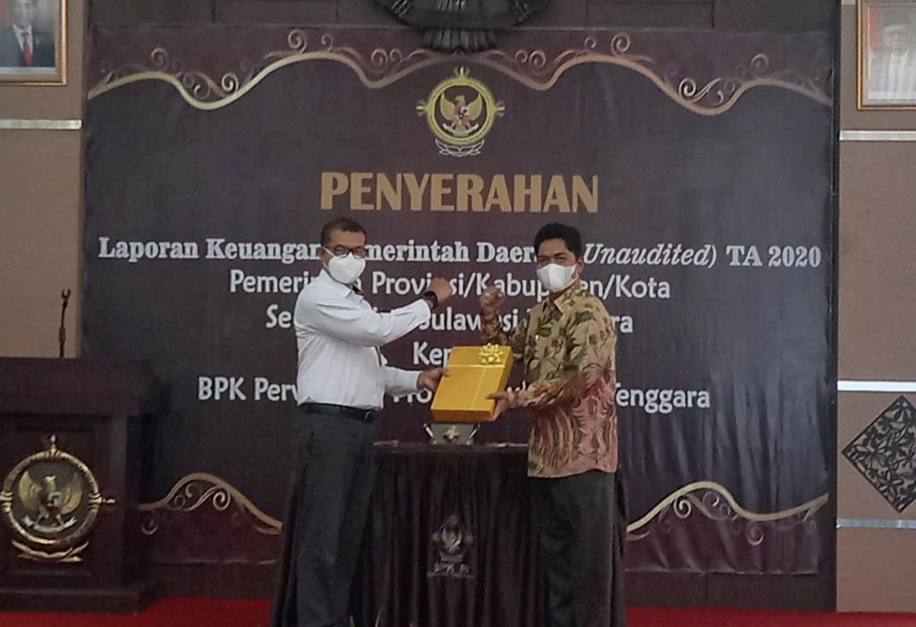 La Bakry Serahkan Hasil Perimeriksaan LKPD ke BPK