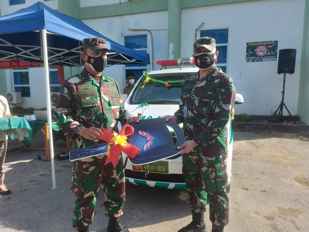 Mayjen TNI Andi Sumangerukka Serahkan Alat Pemeriksa Covid 19 dan Ambulance Ke Rumkit Ismoyo