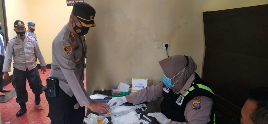 Cegah Narkoba, Seluruh Personil Polres Buton Jalani Pemeriksaan Test Urine