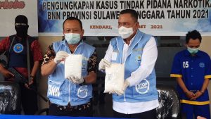 BNNP Sultra Tangkap Dua Tersangka Pengedar Sabu-sabu 1,9 Kilogram BNNP Sultra Tangkap Dua Tersangka Pengedar Sabu-sabu 1,9 Kilogram