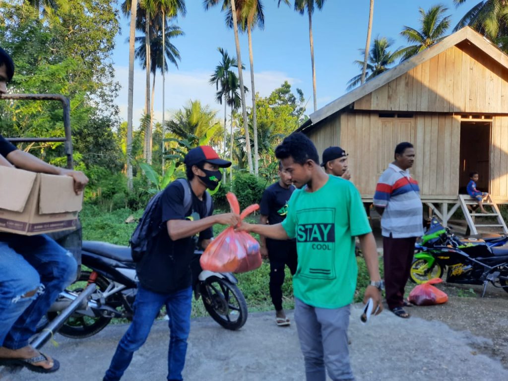 Akibat Pandemi Korona, Laskar ASR Buton Bagikan Paket Sembako ke Anggotanya