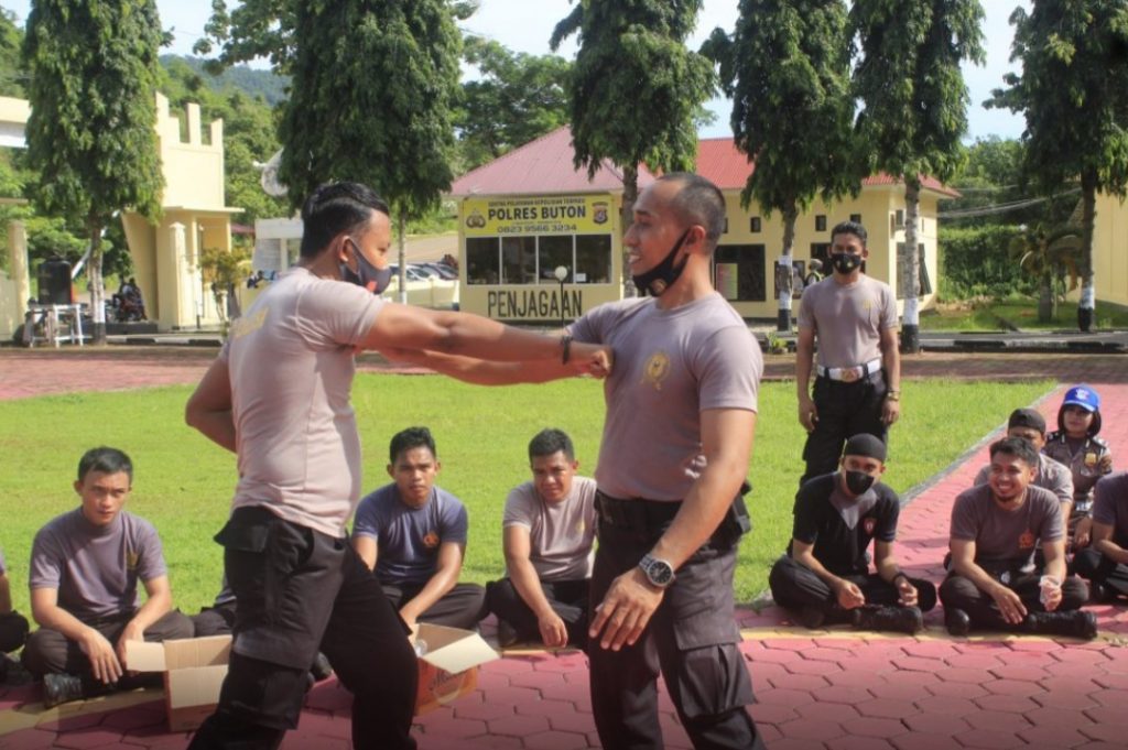 Tingkatkan Kemampuan Beladiri, Personel Polres Buton Gelar Latihan Beladiri