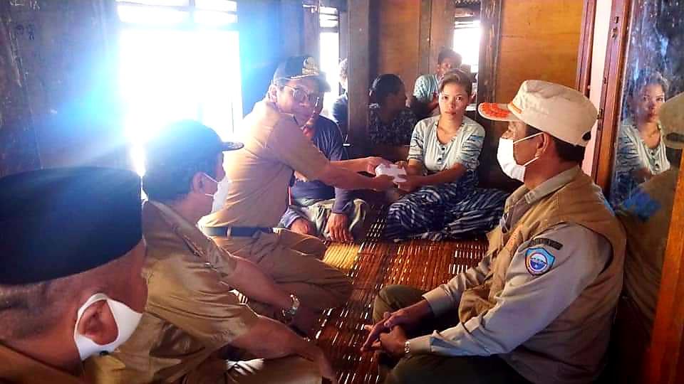 Pemkab Busel Beri Bantuan Kepada Keluarga Korban Kapal Tenggelam