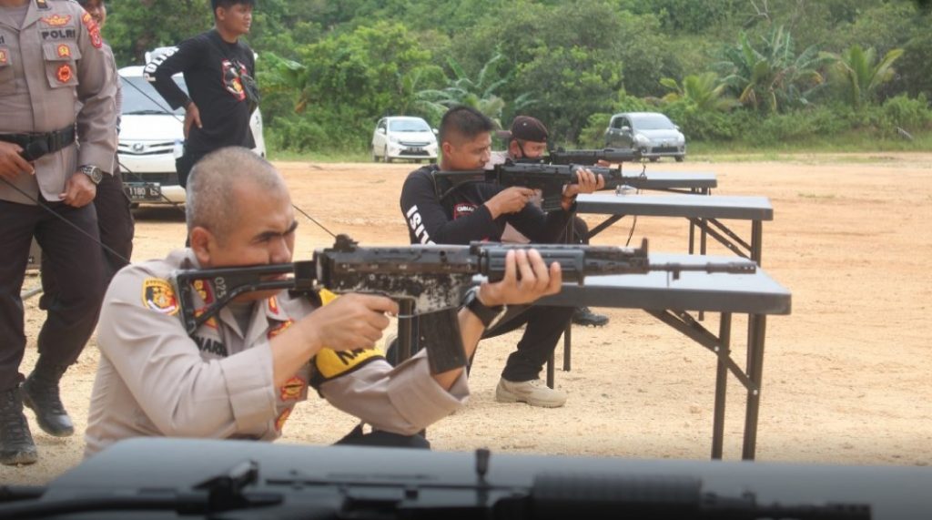Tingkatkan Kemampuan, Personil Polres Buton Latihan Menembak