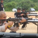 Tingkatkan Kemampuan, Personil Polres Buton Latihan Menembak