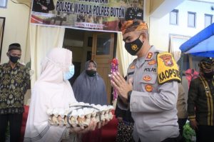 Kapolres Buton Berikan Sembako Kepada Warga Terdampak Covid 19