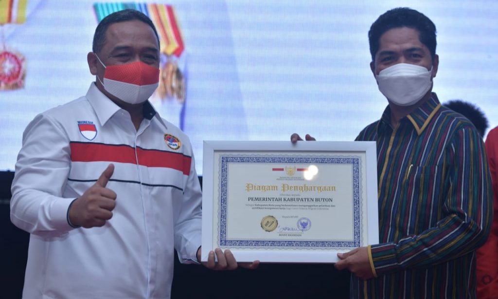 Pemkab Buton Menerima Penghargaan dari BP2MI