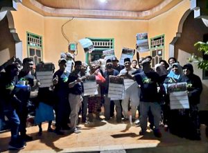 Ketua ASR Buton Bagikan Sembako Kepada Relawan ASR di Kapontori