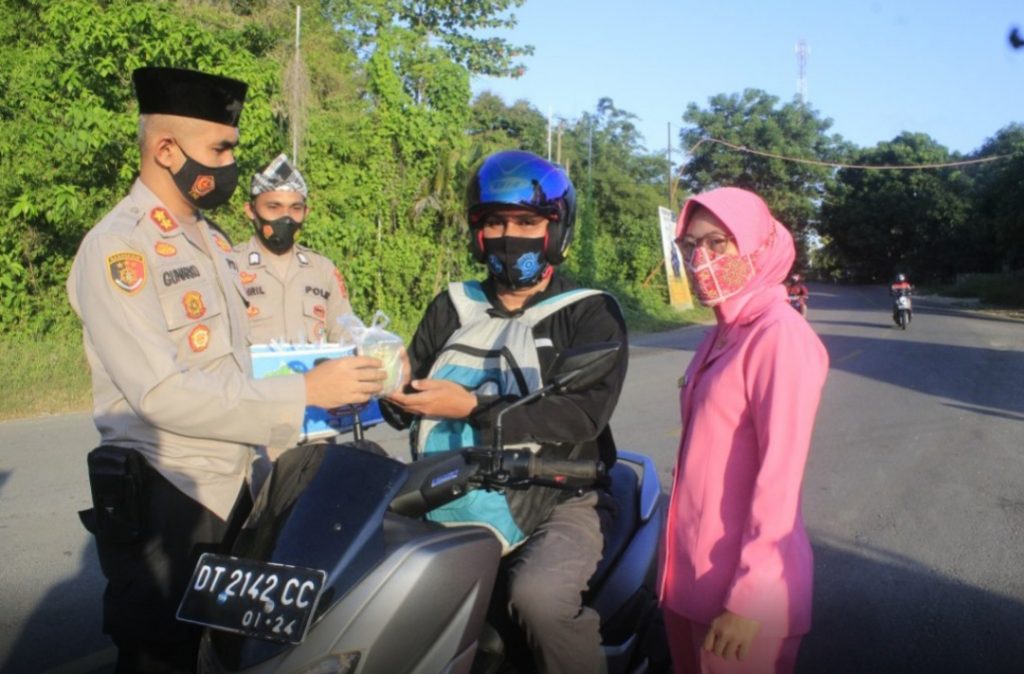 Bagi Takjil, Kapolres Buton Sekaligus Sosialisasi Larangan Mudik