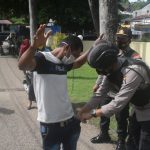 Antisipasi Teroris, Polres Baubau Lakukan Pemeriksaan Setiap Pengunjung yang  Masuk Mapolres