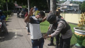 Antisipasi Teroris, Polres Baubau Lakukan Pemeriksaan Setiap Pengunjung yang Masuk Mapolres Antisipasi Teroris, Polres Baubau Lakukan Pemeriksaan Setiap Pengunjung yang Masuk Mapolres