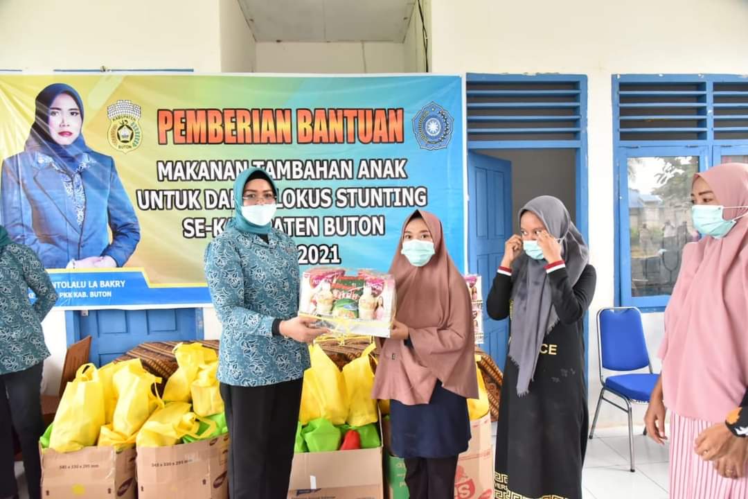 Ketua TP PKK Buton Serahkan Bantuan Makanan Tambahan di Daerah Lokus Stunting